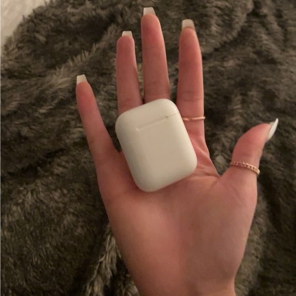 airpods charging case 2nd gen - Picture 2 of 2